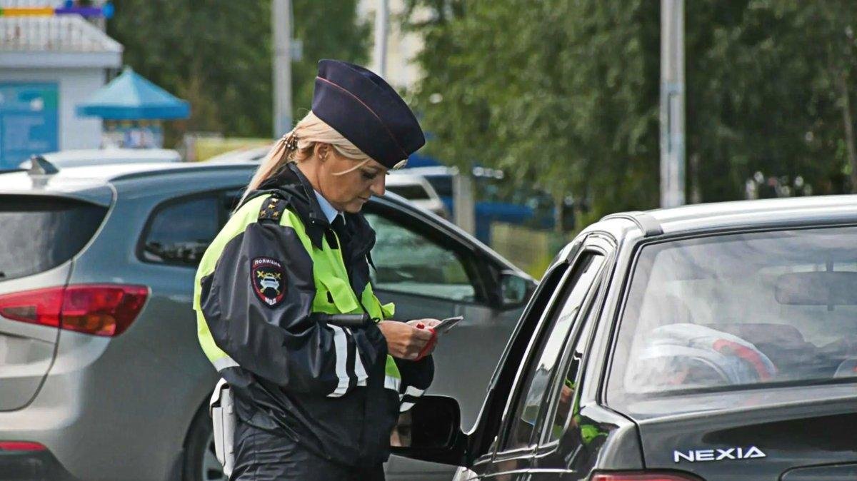 Гибдд досмотр автомобиля. Инспектор ДПС Ноябрьск. Сотрудники ГАИ Ноябрьск. Инспектора ГАИ Ноябрьск. ДПС осмотр.