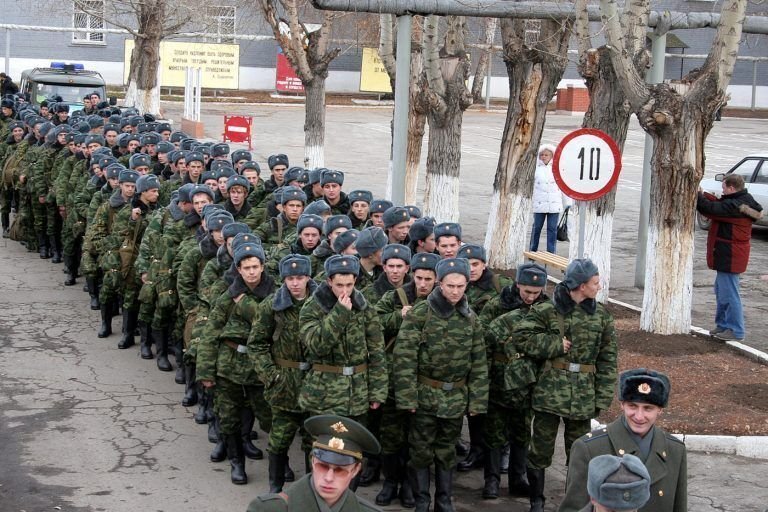 Солдат в очереди. Самара войска. Воинский призыв. Военная мобилизация. Армия в Самаре.