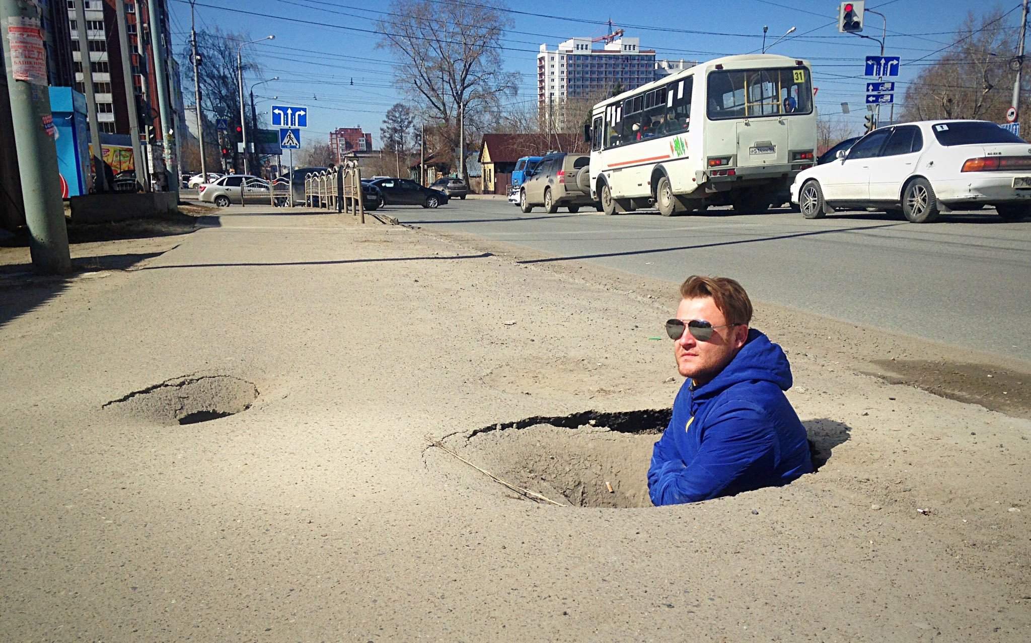 Там застряла. Асфальт прикол. Дороги во дворах. Приколы на дорогах. Ямы на дорогах прикол.