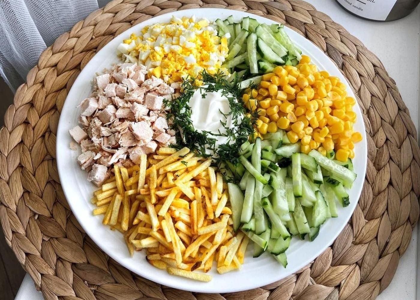 Салаты на скорую руку с кукурузой. Салат радуга кукуруза кириешки. Салаты на скорую руку с кукурузой. Салат с крабовыми палочками и кукурузой и яйцом. Салат с окорочком и сухариками.