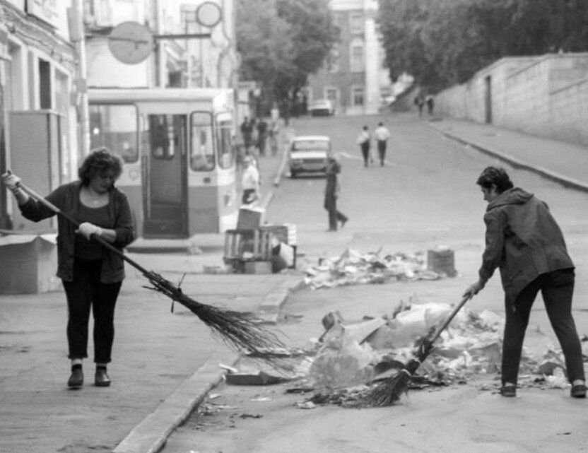 Старый дворник. Московский дворник 19 века. Московский дворник 1989. Дворничиха СССР. Советский дворник.