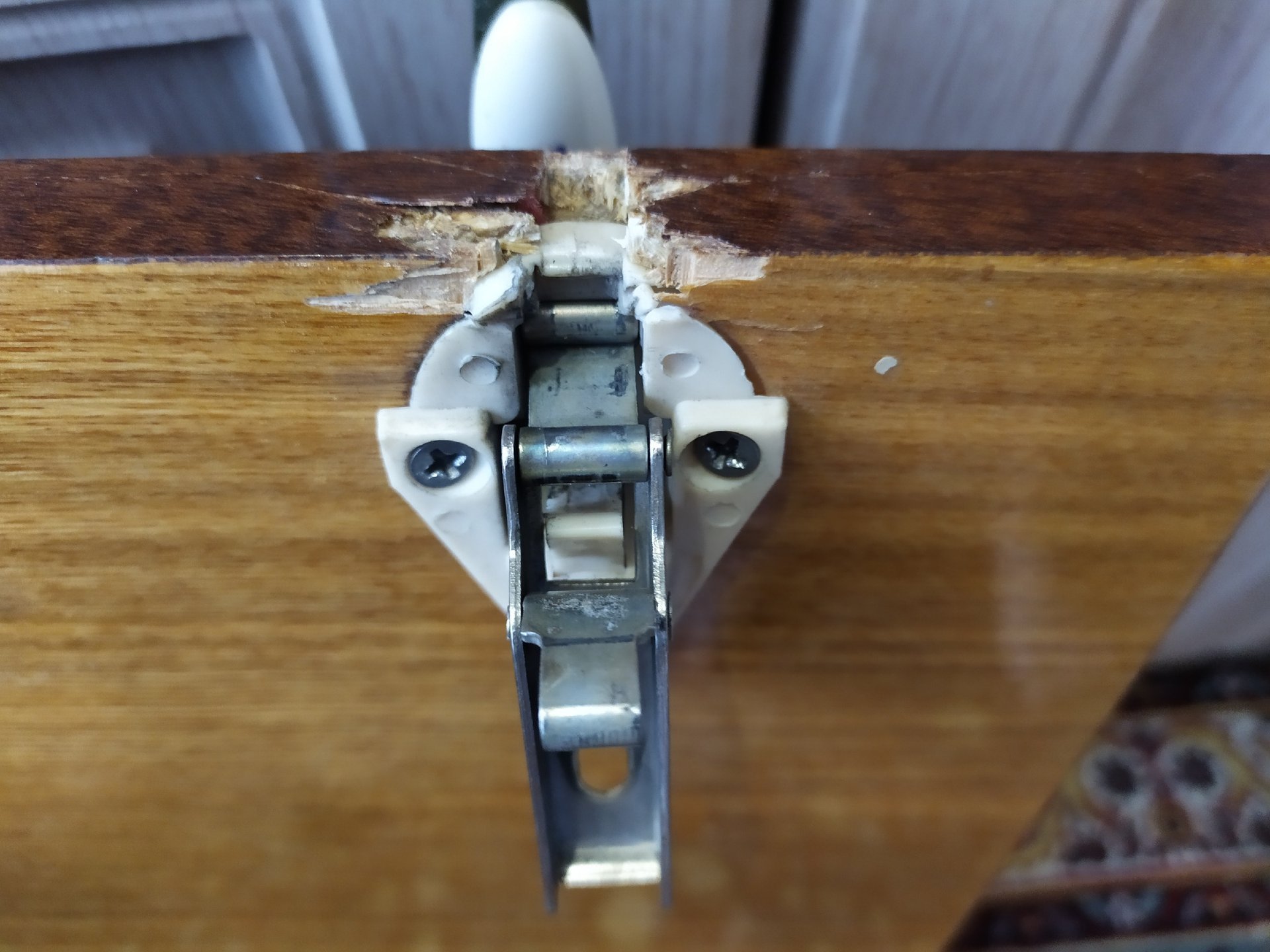 ремонт вырванных мебельных петель