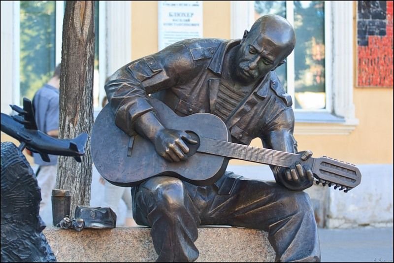 Памятник при жизни кому. Кировка Челябинск памятник Розенбауму. Памятник Александру Розенбауму в Челябинске. Скульптура Розенбаума в Челябинске.