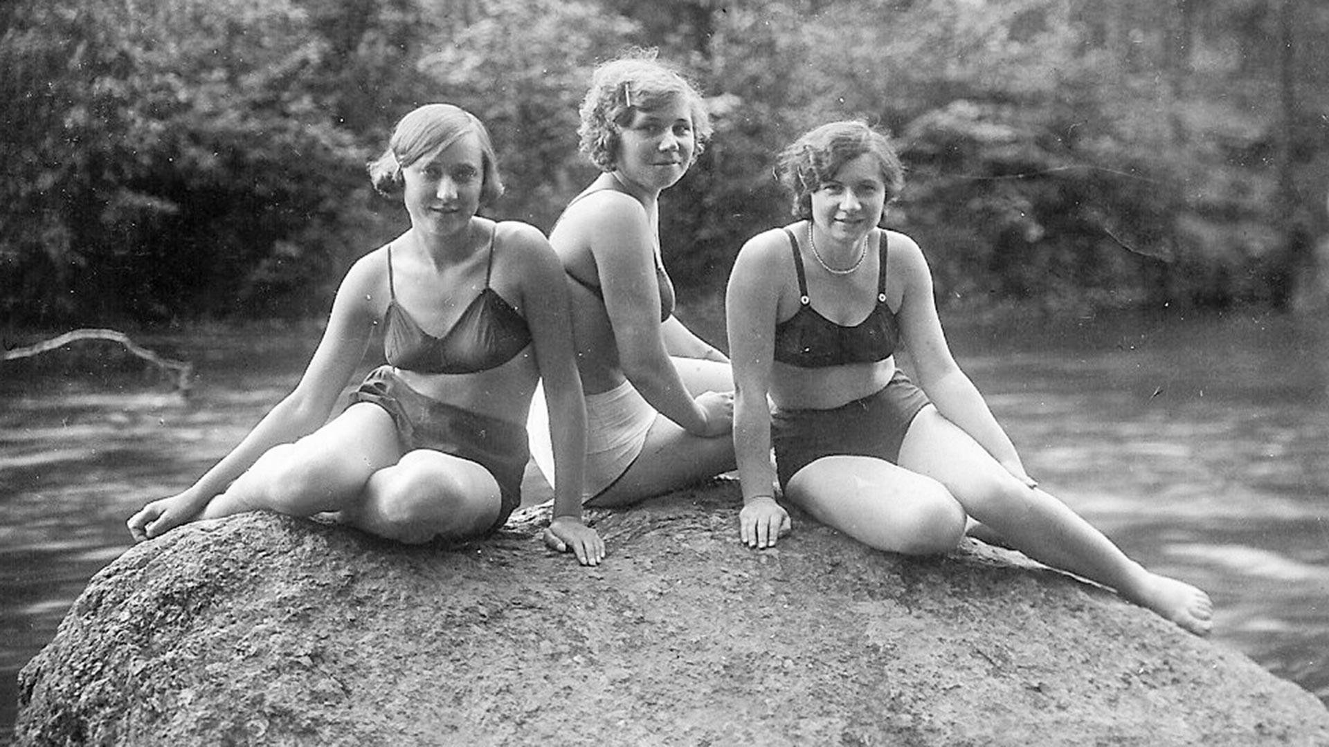 Женщины в купальниках ретро