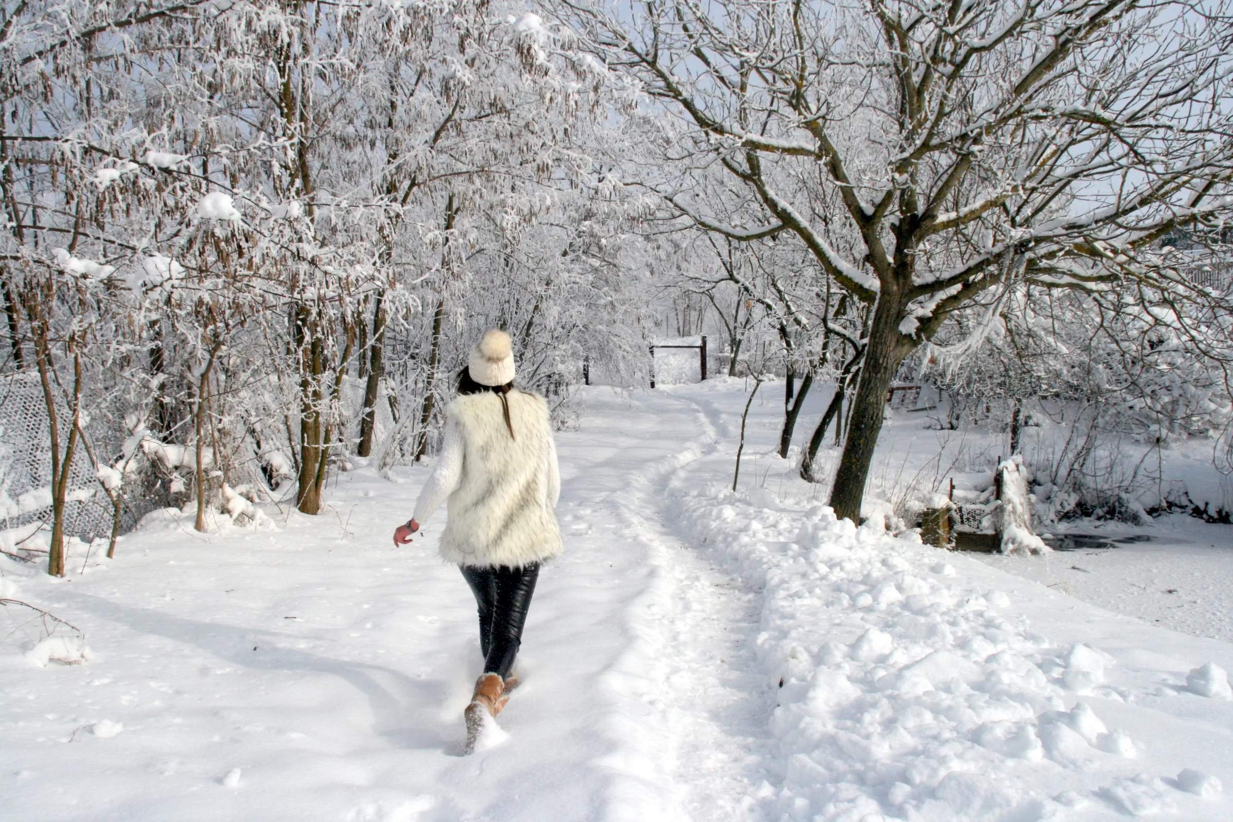 На улице снег на душе. Женщина зимой со спины. Прогулка в Снежном парке. Красивая женщина в зимнем парке. Девушка в Снежном парке.