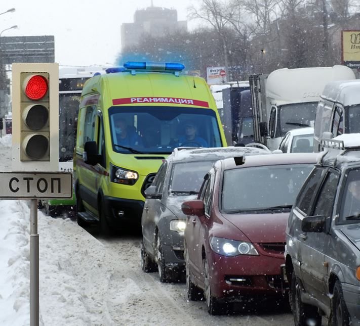 Женщина не пропускала скорую. Машина на дороге. Автомобиль скорой помощи. Светофор на дороге. Штрафы светофор