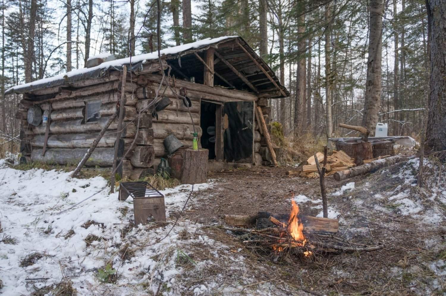 Заимка на урале ютуб. Охотничьи зимовья в тайге Восточной Сибири. Охотничьи заимки и избушки в тайге. Заимка в тайге. Охотничьи заимки в сибирской тайге.