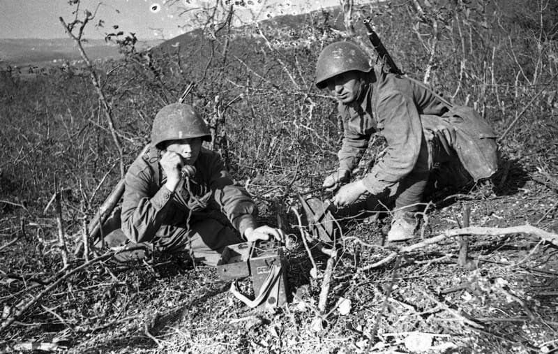 Радист ркка 1941. Связисты великой отечественной войны. Партизанский связист. Телефонист в вов 1941-1945. Партизаны великой отечественной войны радист.