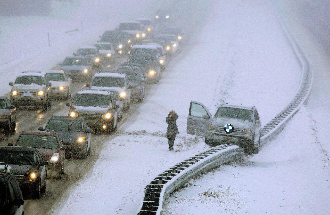 Опасно ли сейчас ездить. Дорога зимой. Зимняя дорога приколы. Машина в снегу. Занесенная снегом дорога.