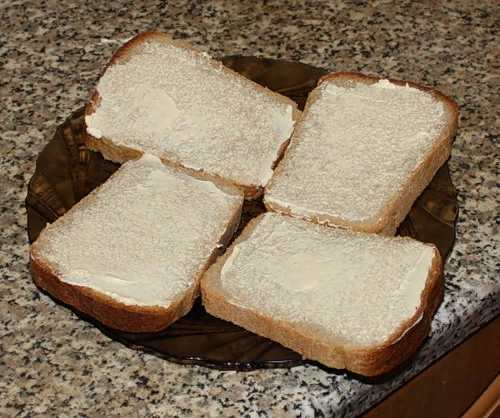 Черный хлеб сахар. Бутерброд с маслом. Хлеб с маслом. Бутерброд хлеб с маслом. Кусок хлеба с маслом.