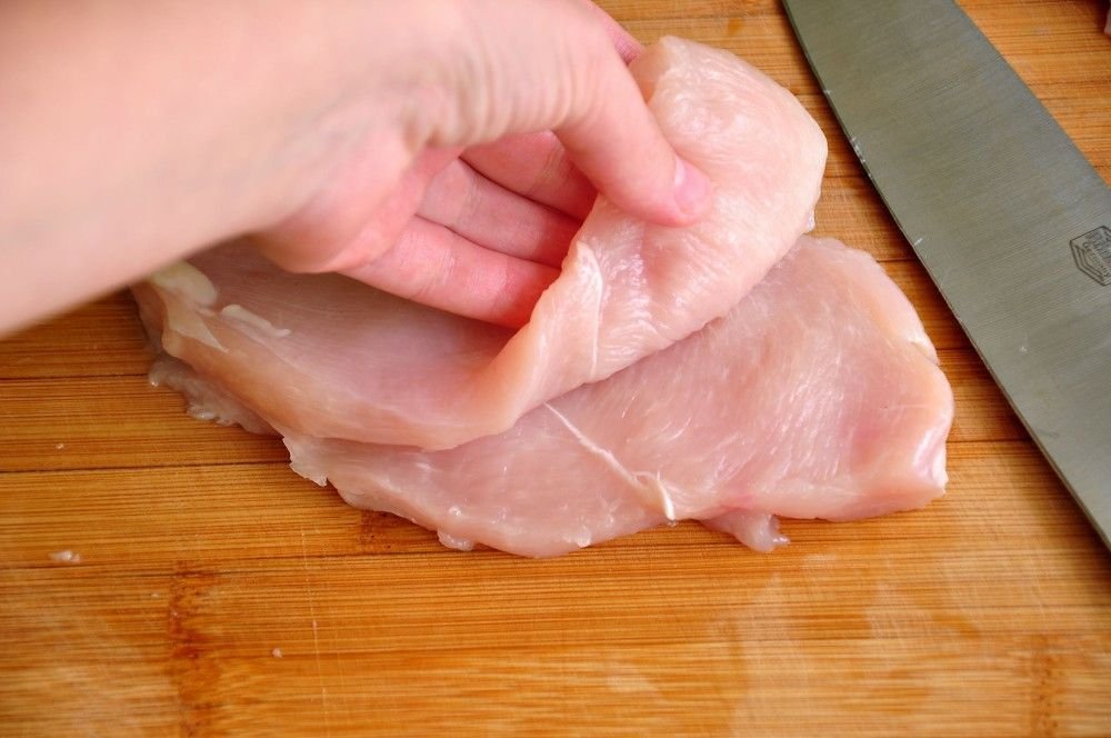 Нарезанное куриное филе. Как разрезать куриную грудку. Нарезанная куриная грудка. Как разрезать куриную грудку. Как разделать куриное филе.