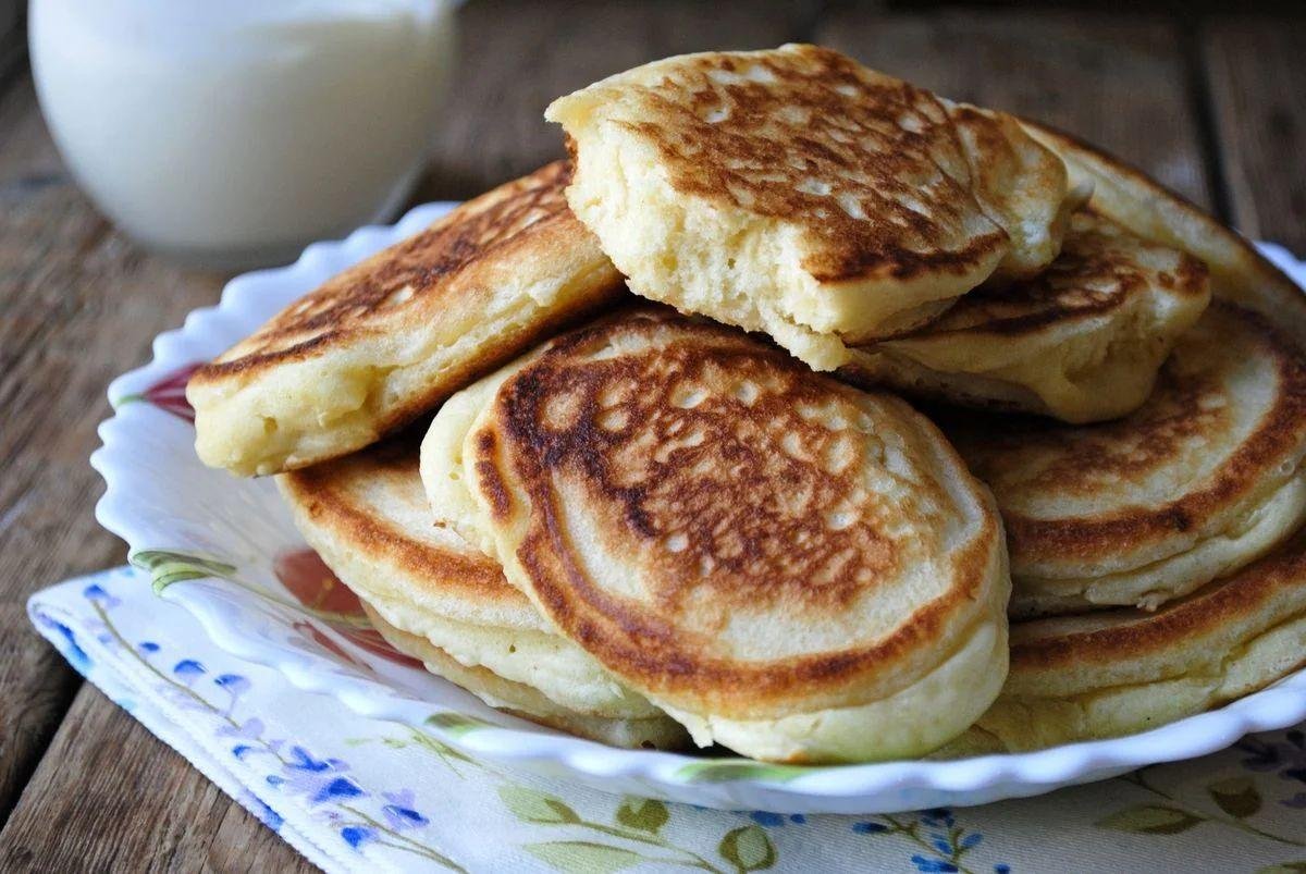 Оладушки на молоке пышные на дрожжах с яйцами фото пошагово