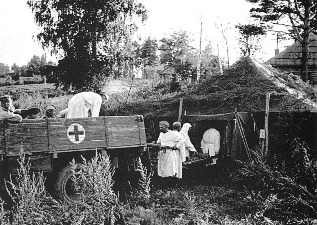 Сбор для раненых солдат. Полевой госпиталь Великая Отечественная война. Военный госпиталь полевой 1942. Полевой госпиталь в годы ВОВ. Санитарная служба госпиталь Великая Отечественная война.