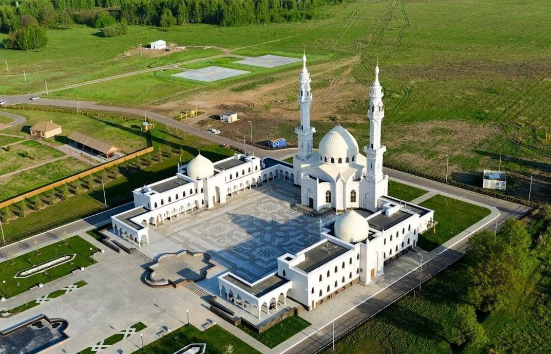 Самое большое татарское. Музей заповедник Булгар Казань. Соборная мечеть Булгар. Мечеть Болгар Татарстан. Белая мечеть Казань Болгар.