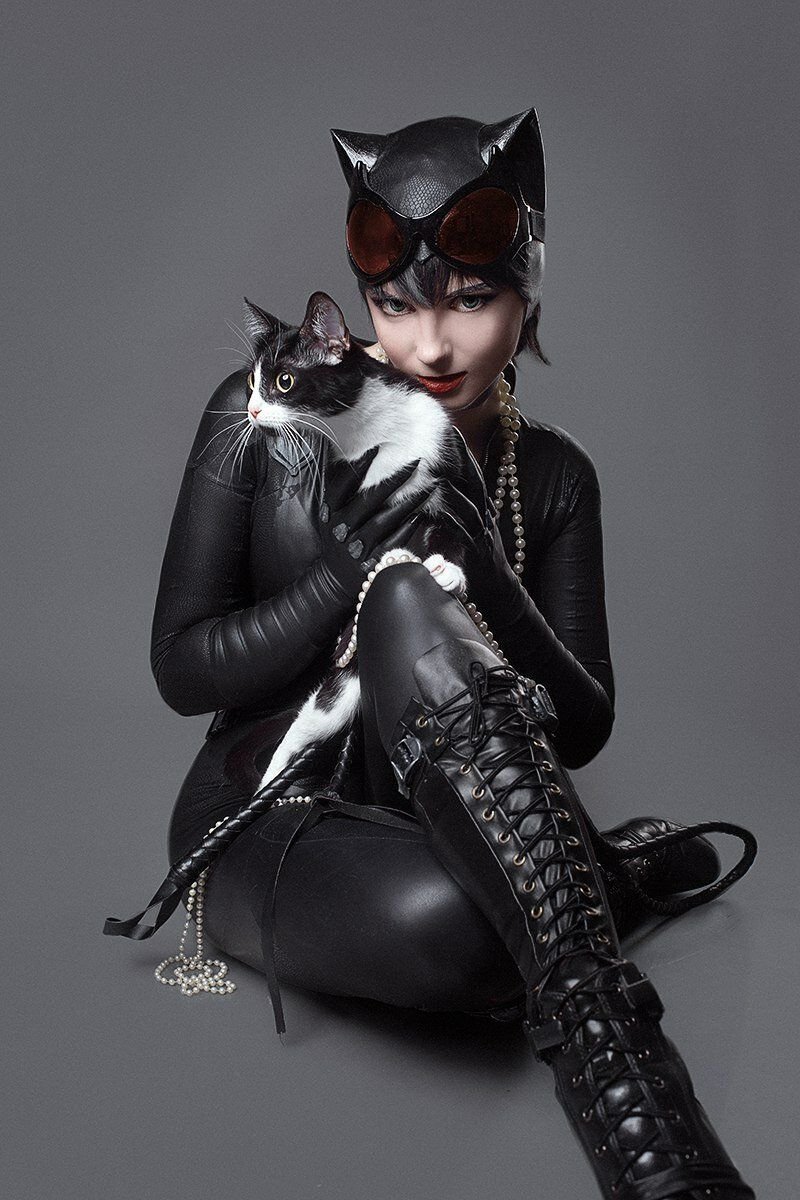 Кошки дам. Кэтвумен. Кэтвумен косплей. Женщина кошка Catwoman. Catwoman Arkham Knight.