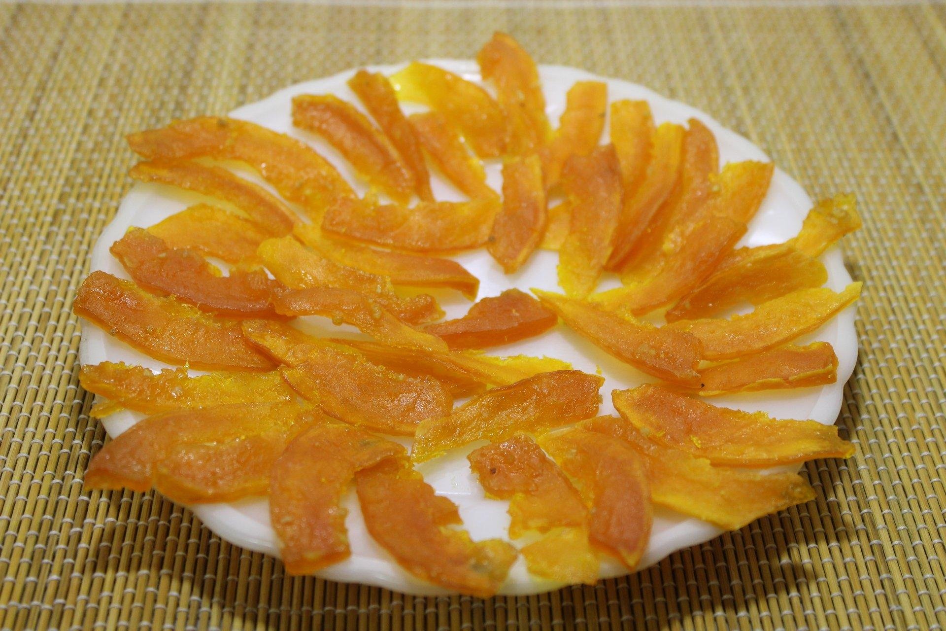 Цукаты из тыквы в духовке. Цукаты из тыквы в сушилке с апельсином. Тыква цукаты в электросушилке. Цукаты из тыквы в сушилке с апельсином. Тыква цукат.