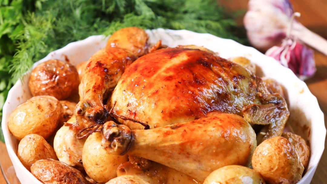 курица запеченная с майонезом. корейская курица целиком. курочка запеченная в духовке. курица запеченная с яблоками в духовке. курочка в духовке.