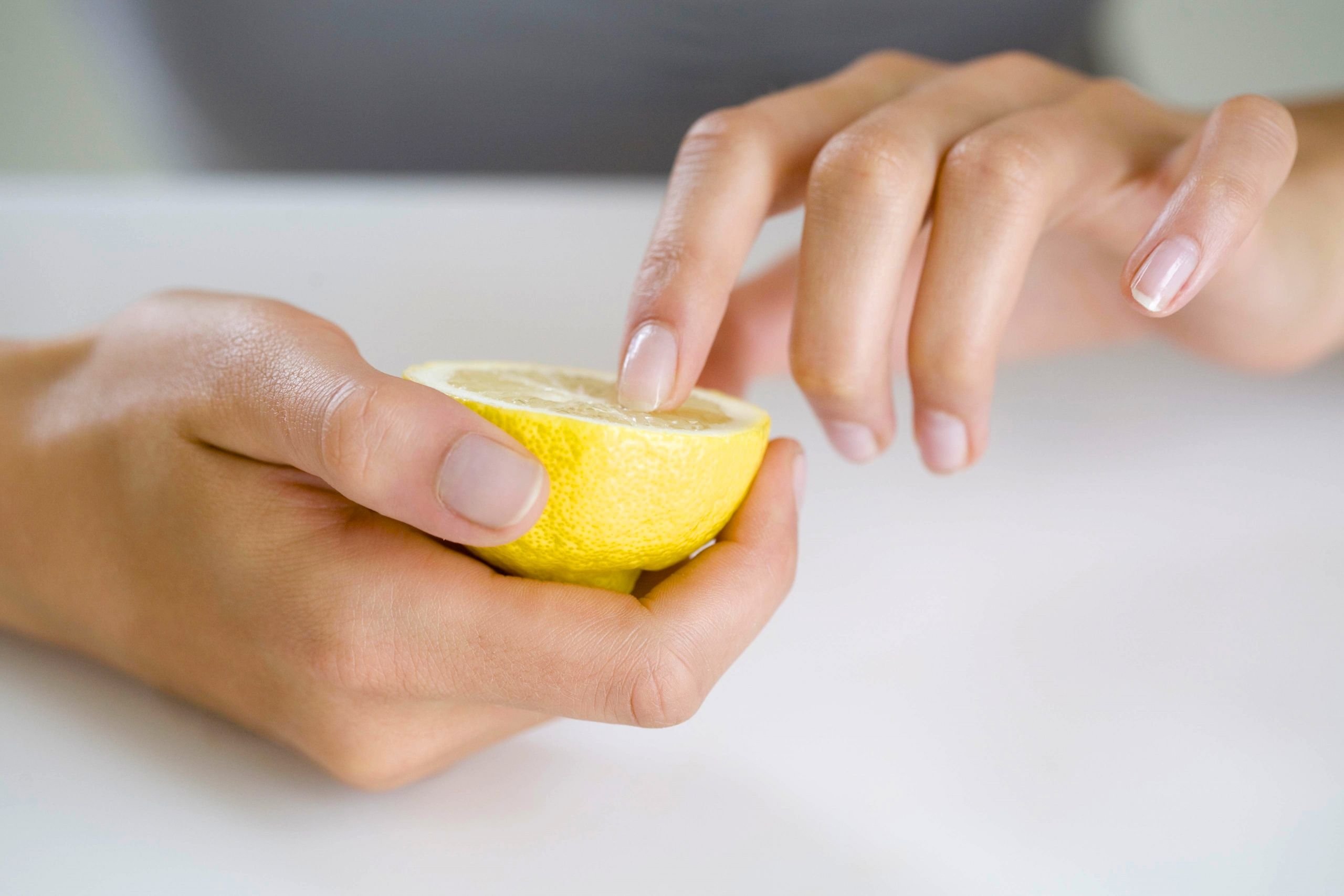 Чем можно мазать руки. Лимонная ванночка для ногтей. Лимон на ногтях. Ванночки для ногтей для роста. Руки в ванночке с лимоном.