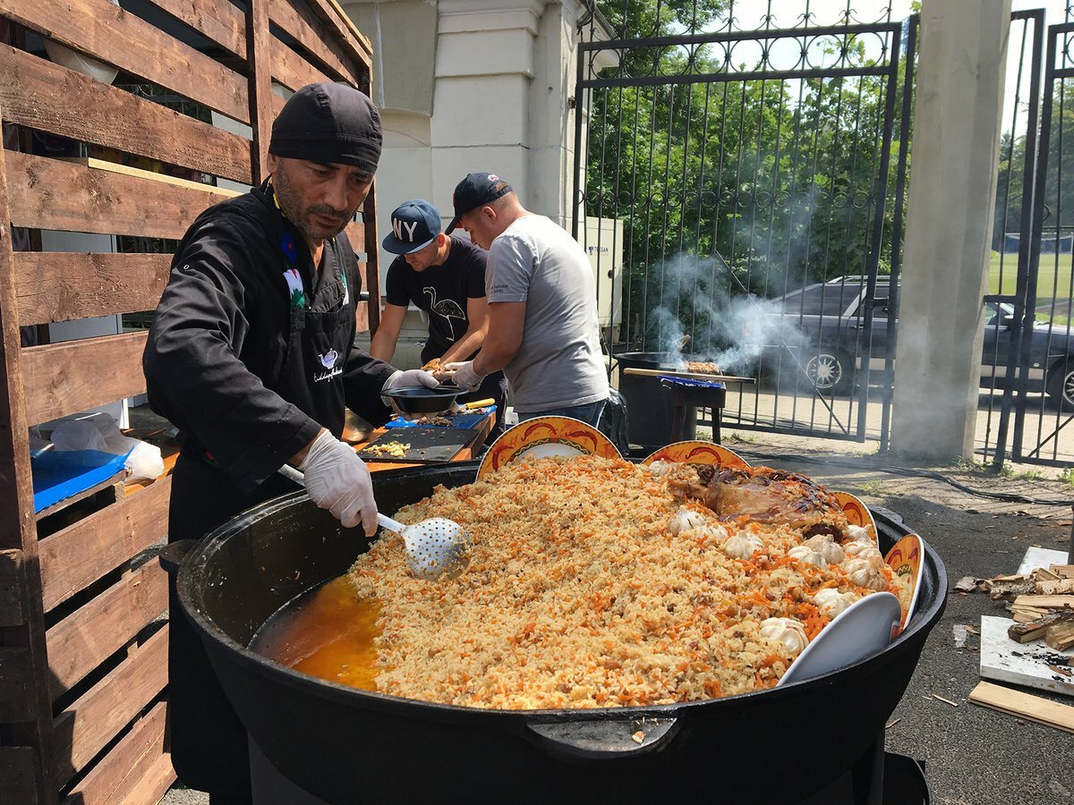 В каком казане готовить плов. Узбекский плов Kazane. Узбекский плов на большом казане. Казан мангал узбекский плов. Огромный казан плова.