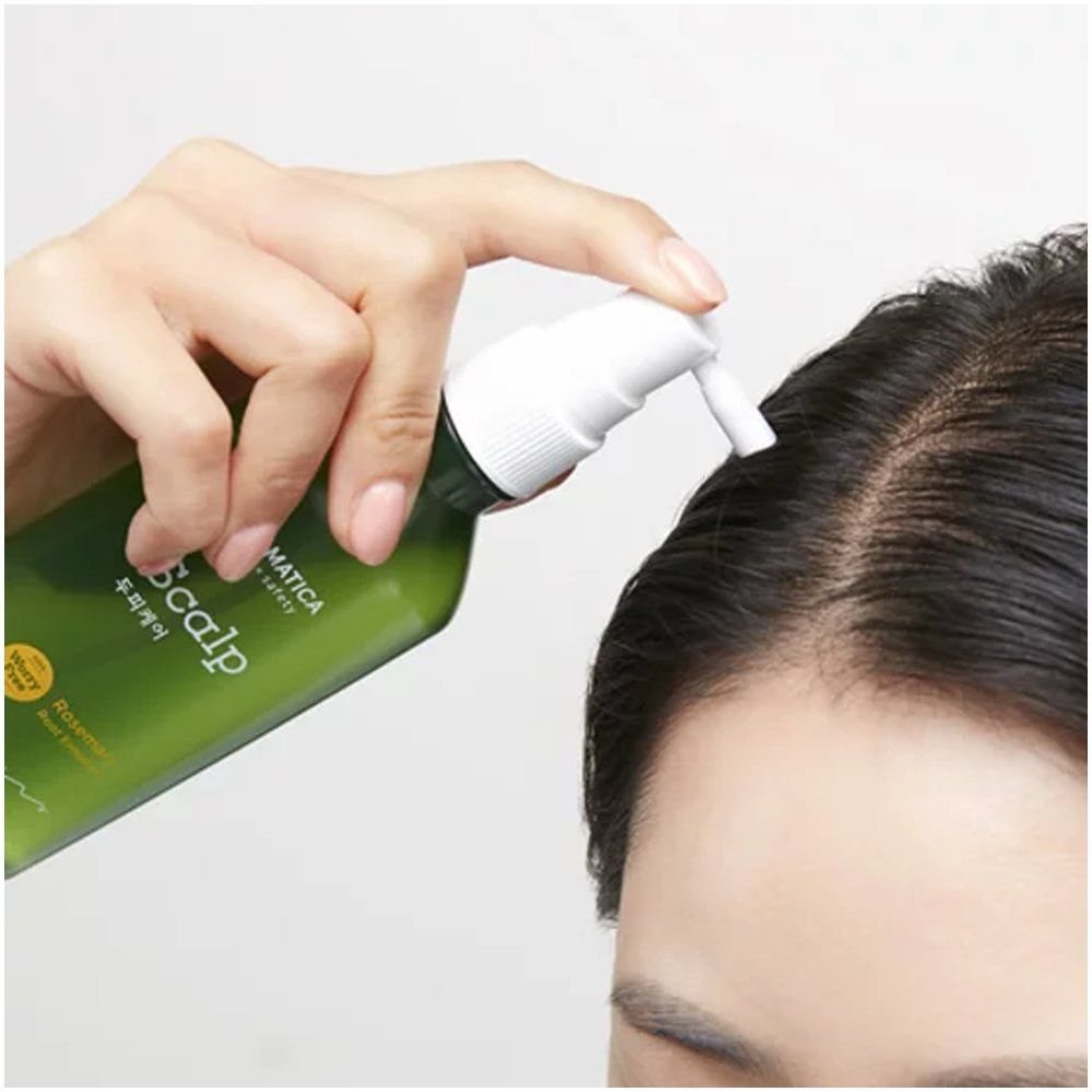 Жидкие волосы средство. Aromatica Rosemary root Enhancer. Aromatica тонер для кожи головы. Нанесение спрея на волосы.