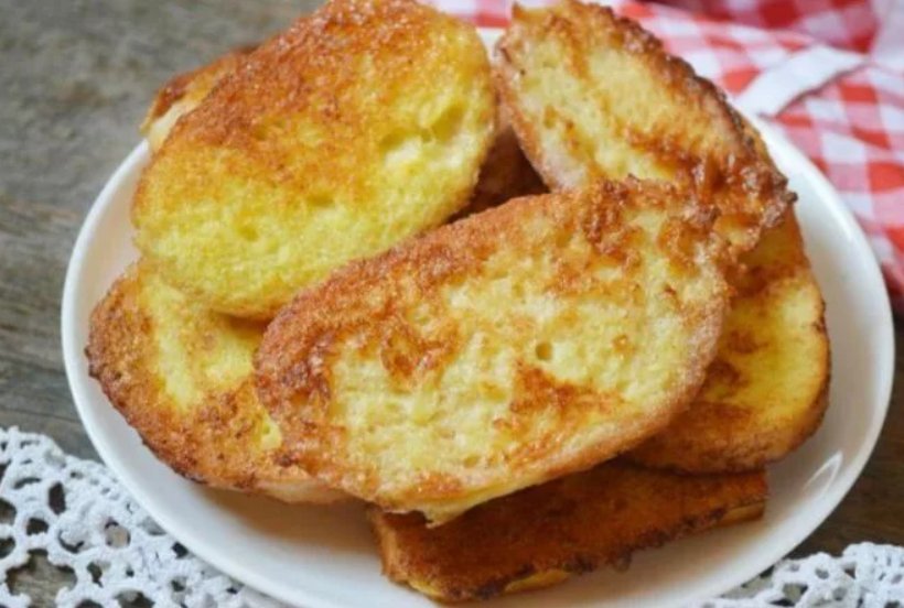 Рецепт гренок из батона с яйцом. Гренки с яйцом. Гренки из белого хлеба с яйцом и молоком. Гренки из батона на сковороде. Сладкие гренки из батона с яйцом и молоком.