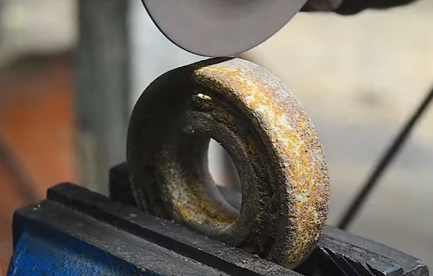 Распиленный бак. Разрезной подшипник. Сверление подшипника. Подшипник для ножа. Как распилить подшипник.