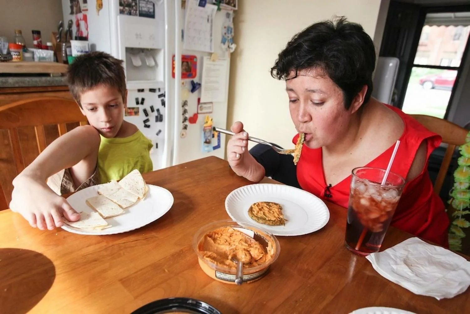 женщина с ребенком. маман со взрослой дочерью. мама с грудным ребенком. раннее материнство.