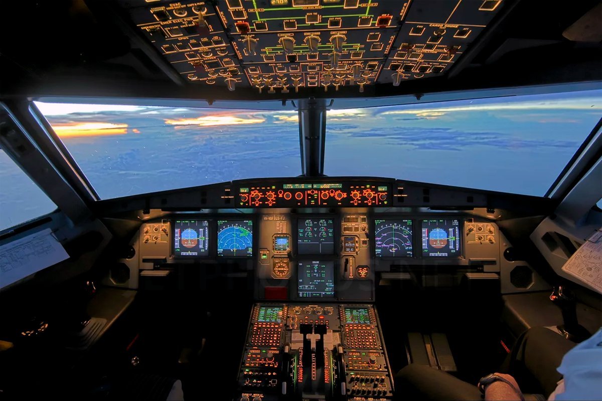 Компьютер самолет. Airbus a320 кабина. Приборная панель Airbus a320. Airbus a320 Cockpit. Кабина Airbus a320 приборная панель.