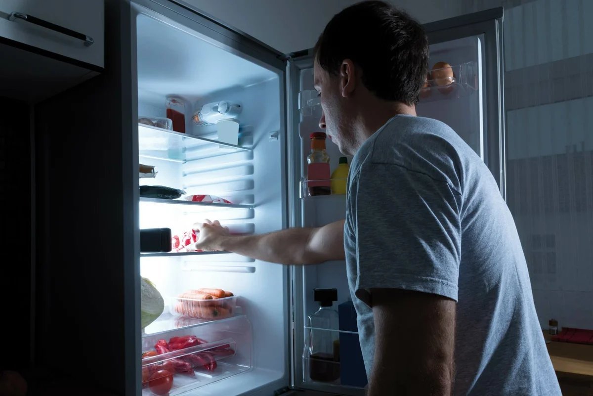 Человек у холодильника ночью