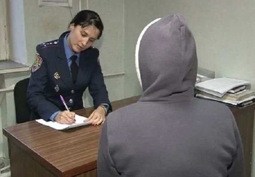 Читать вторая жена господина дознавателя. Допрос следователя. Следователь допрашивает. Женщина в кабинете следователя. Девушка на допросе у следователя.