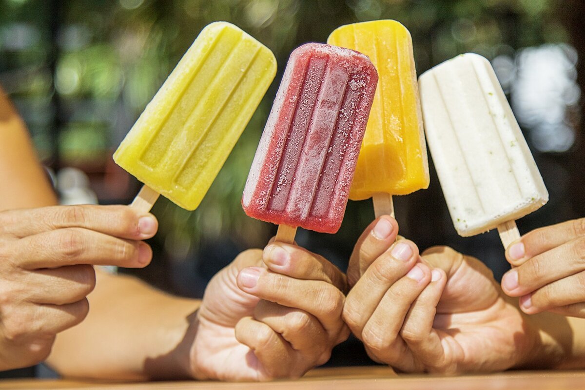 Любящий мороженое. Фруктовый лед. Мороженое Popsicle. Изобрел фруктовый лед. Полезное мороженое.