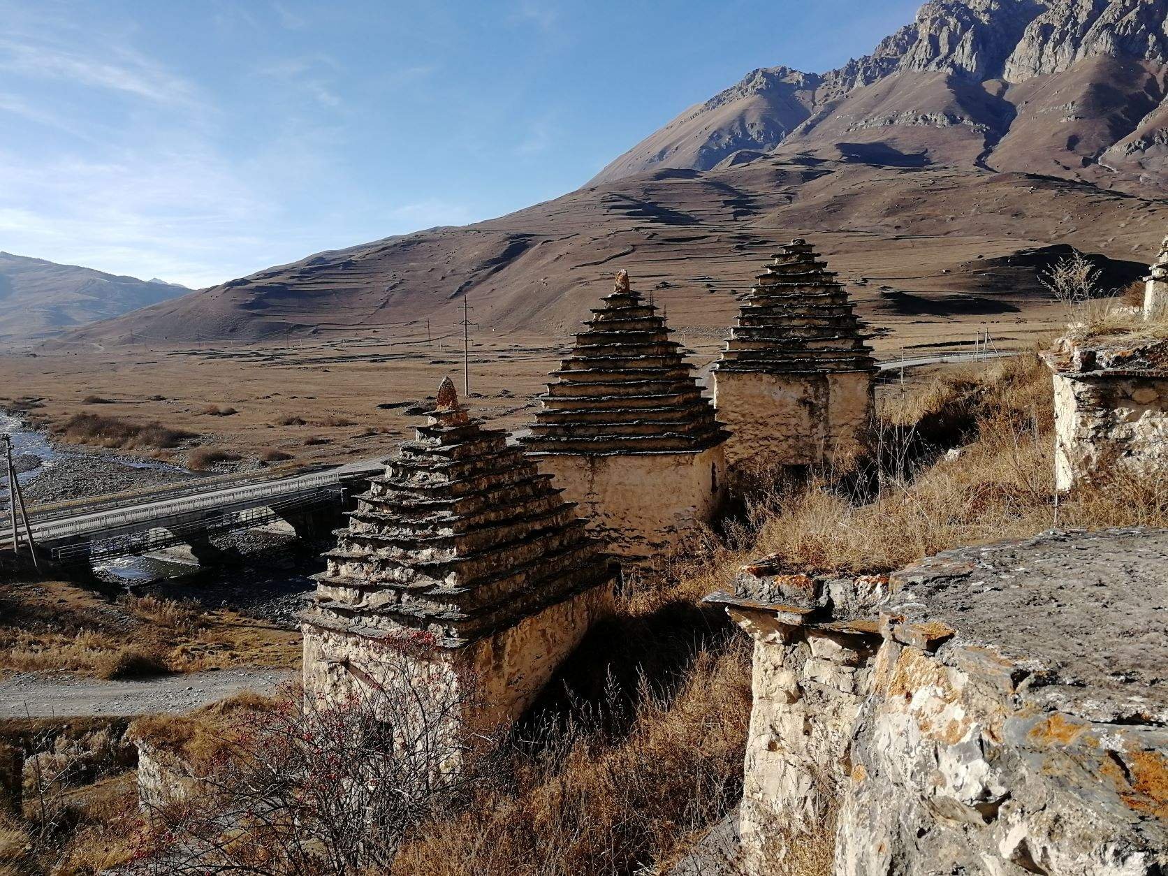 некрополь даргавс северная осетия. ущелье даргавс даргавское северная осетия. город мертвых осетия даргавс. город мёртвых в северной осетии даргавс. некрополь даргавс.