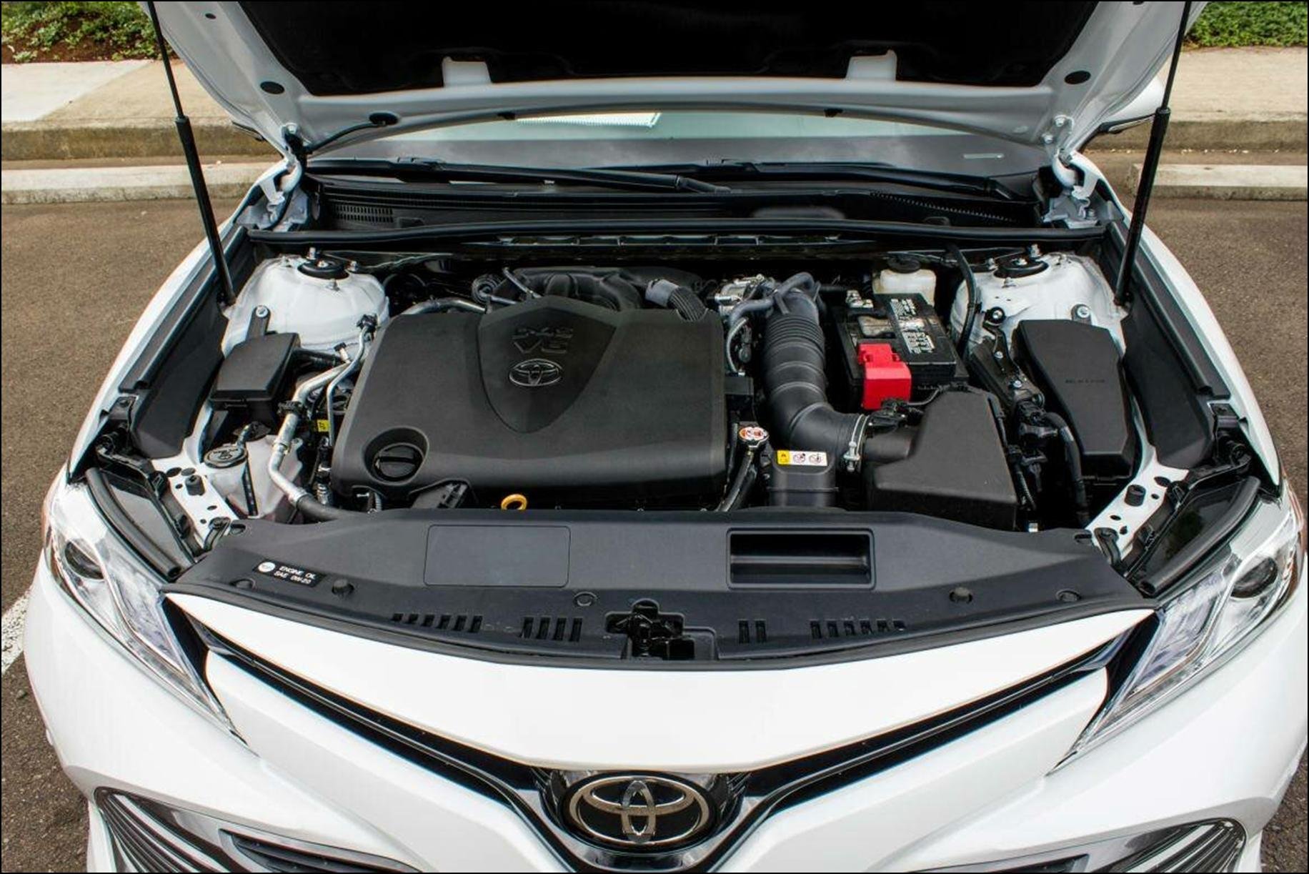 Камри 50 какой двигатель. Toyota Camry 2018 под капотом. Toyota Camry 70 engine. Подкапотное пространство Camry v70. Toyota Camry 2018 мотор.