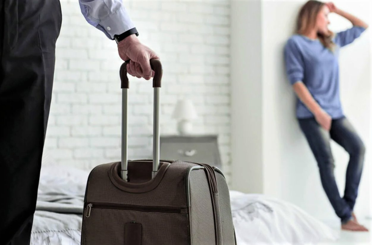 Выгнала мужа. Что делать если муж выгнал. Жена при ссоре выгоняет из дома. Выгнала мужа из дома. Девушка прогоняет парня.