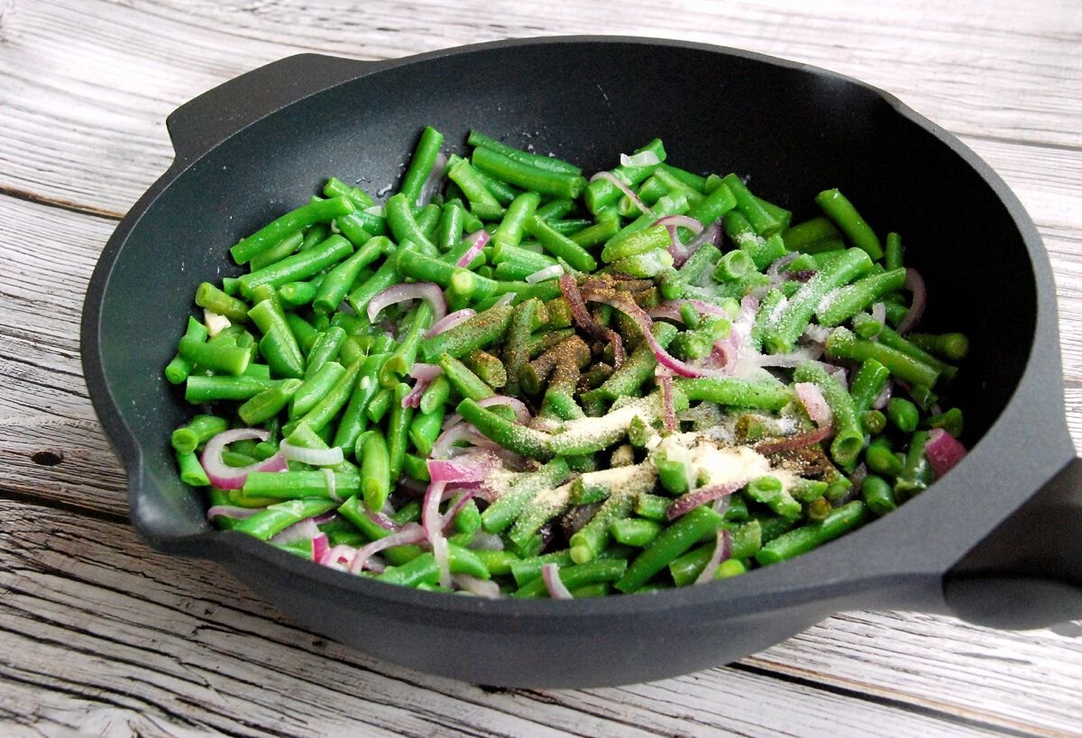 Стручковая фасоль на сковороде с чесноком. Фасоль спаржевая паулиста. Стручковая фасоль на сковороде. Блюда из спаржевой фасоли замороженной. Стручковая фасоль с грибами.