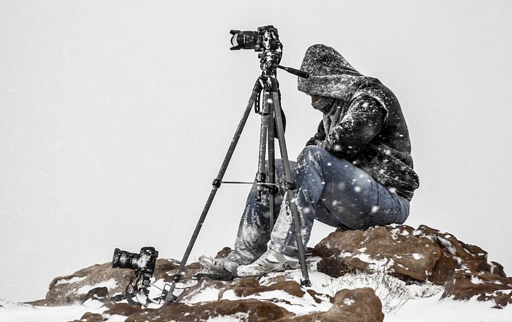 Нелегкая судьба вид. Фотограф в тяжелых условиях. Экстремальный фотограф. Фотограф в экстремальных условиях. Фотограф опасная профессия.