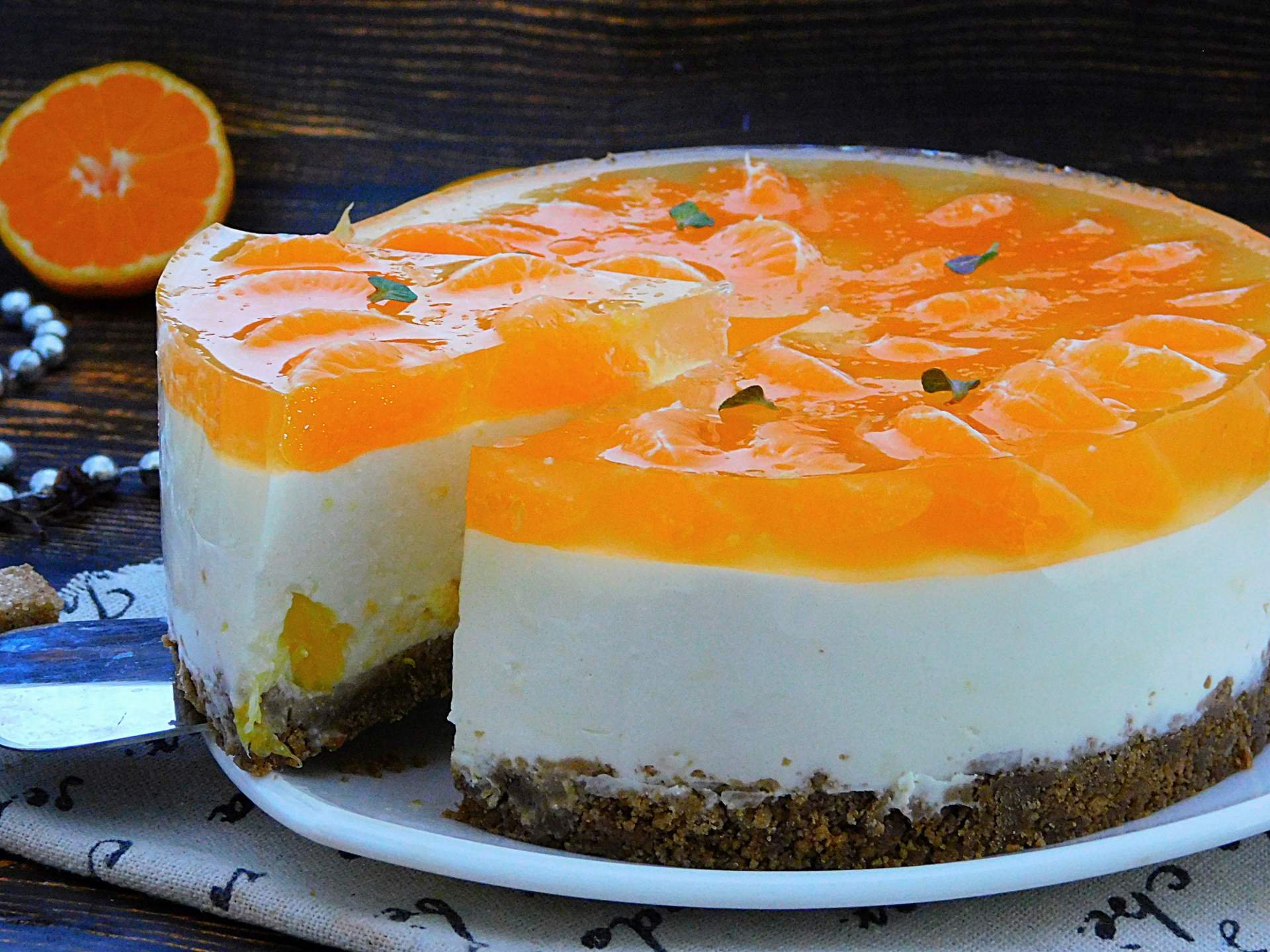 Творожный десерт с желатином и фруктами. Торт с апельсинами на тарелке. Чизкейк без выпечки с апельсином и желе. Чизкейк с апельсиновым желе. Торт украшенный апельсинами.