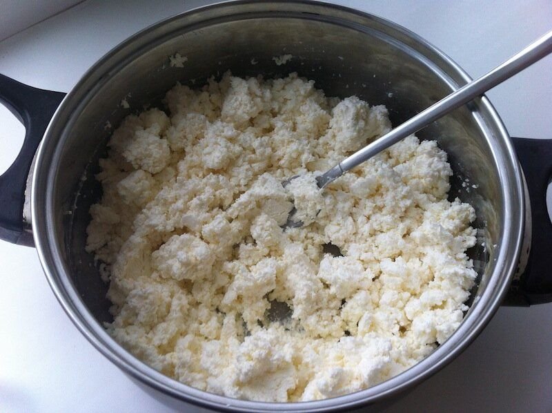 Приготовление творога из молока. Кастрюля для творога. Сделать творог в кастрюле. Сделать творог в кастрюле. Творог домашний приготовление.