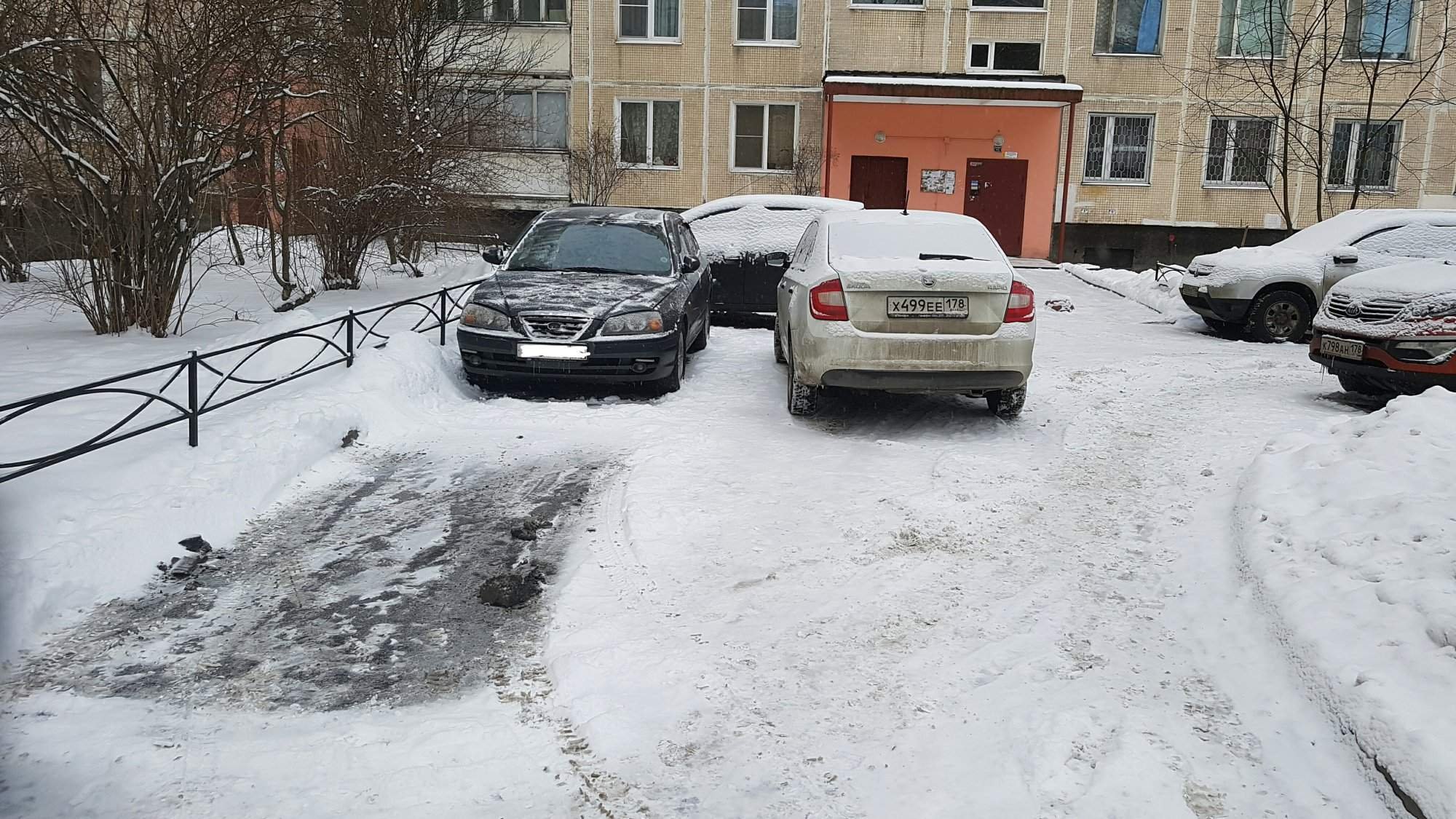 Стоянка зимой. Машины во дворе зимой. Автомобиль двор на сугробе. Машины паркуются во дворах зимой. Двор и парковка зима.