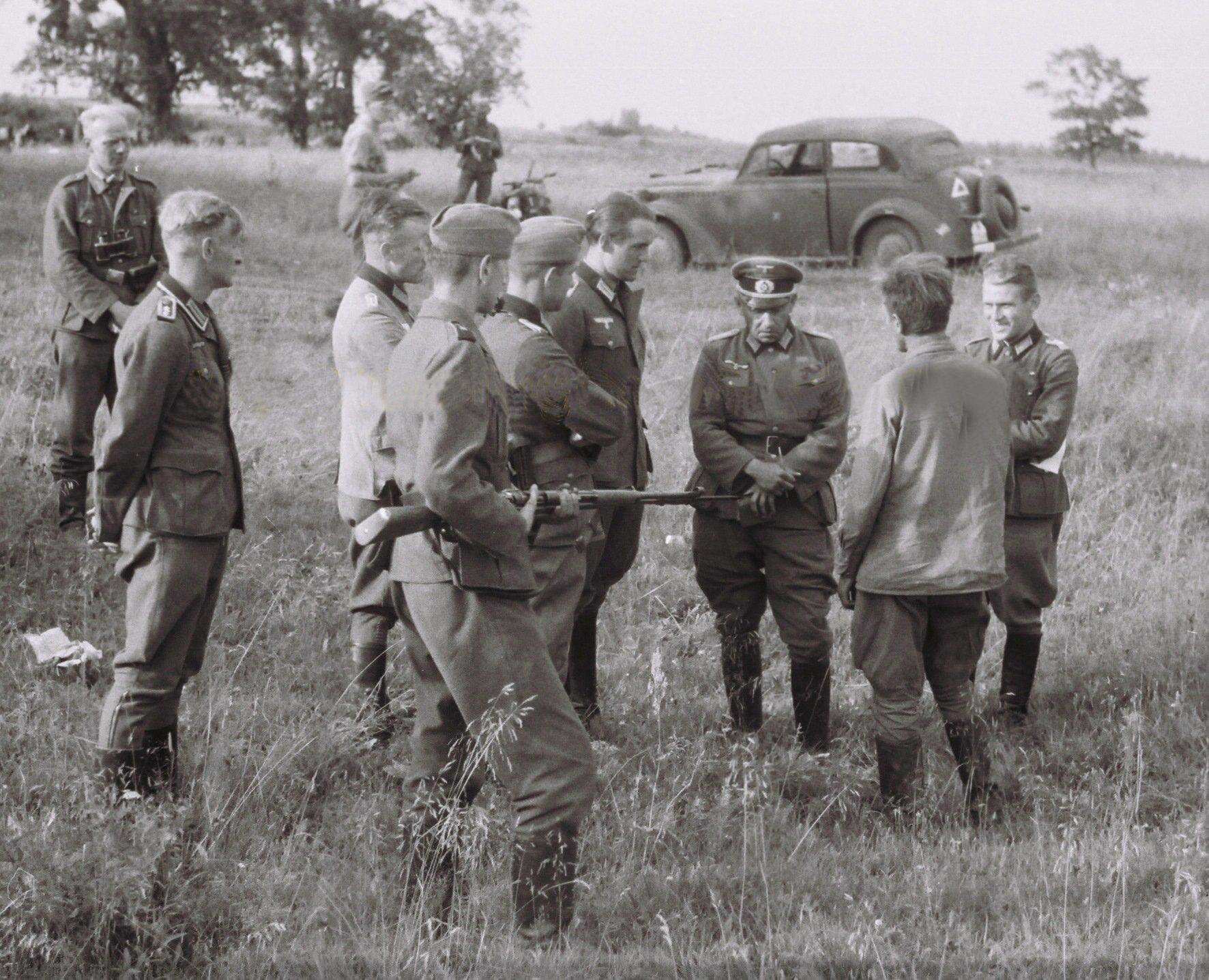 Рота солдат и чтобы не умирать. 1941 Политрук перед расстрелом. Солдаты ВОВ перед расстрелом. Советский солдат перед расстрелом.