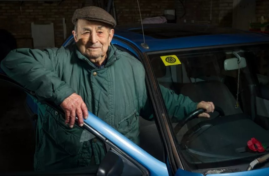 водители городского транспорта. дед за рулем. машинка для пенсионеров. автомобиль для пенсионеров. водитель пенсия.