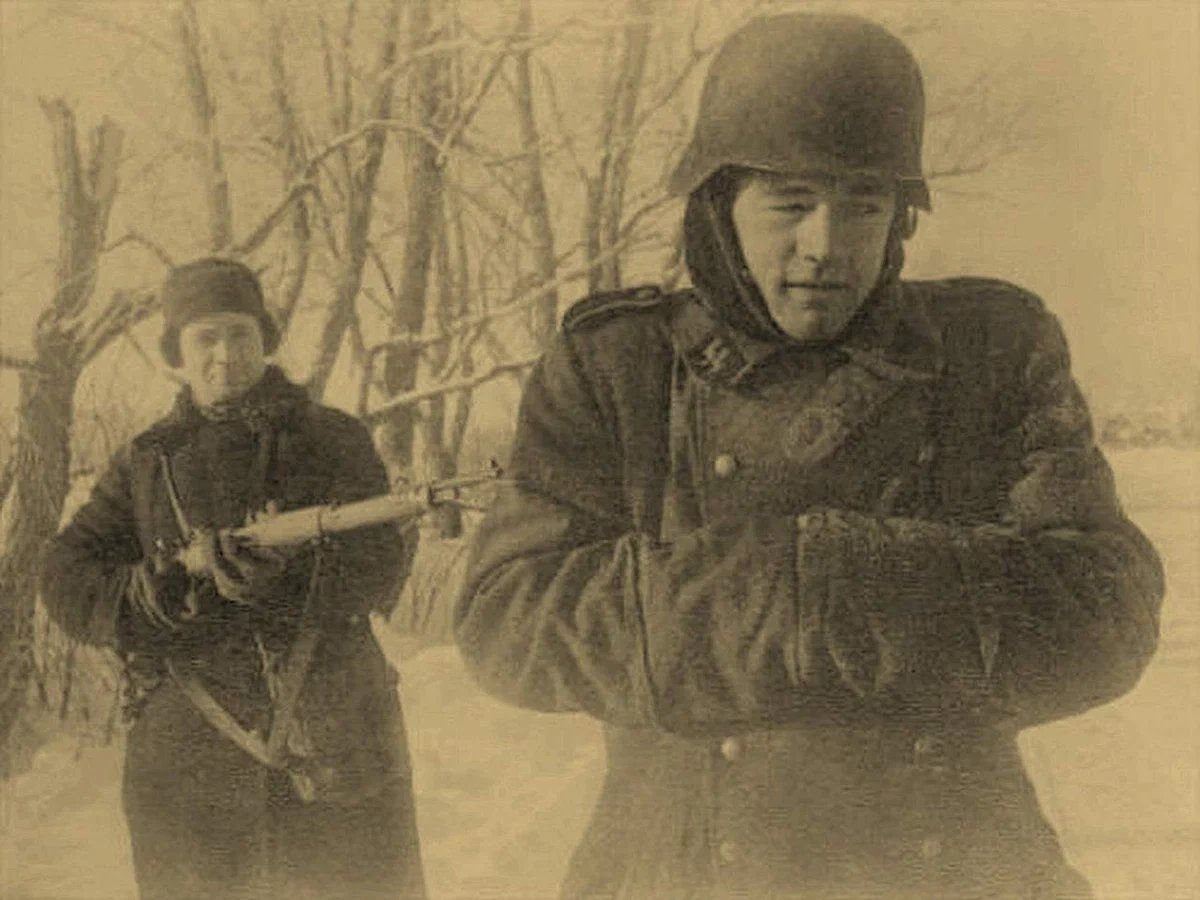 Советский солдат конвоирует пленных немцев под Москвой 1941