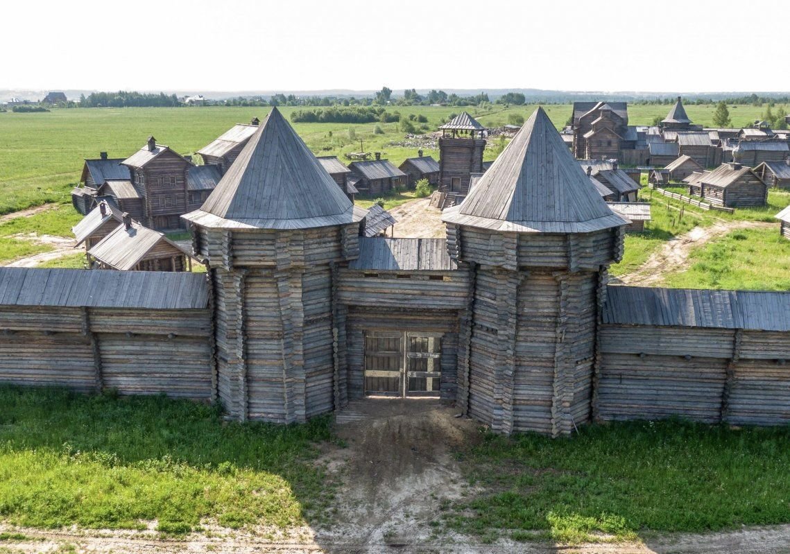 Внутренняя городская крепость в старинных русских. Деревянная крепость Переславль Залесский. Деревянная крепость Чулково. Обдорский Острог сторожевая башня. Нижний Новгород музей крепость-Острог.