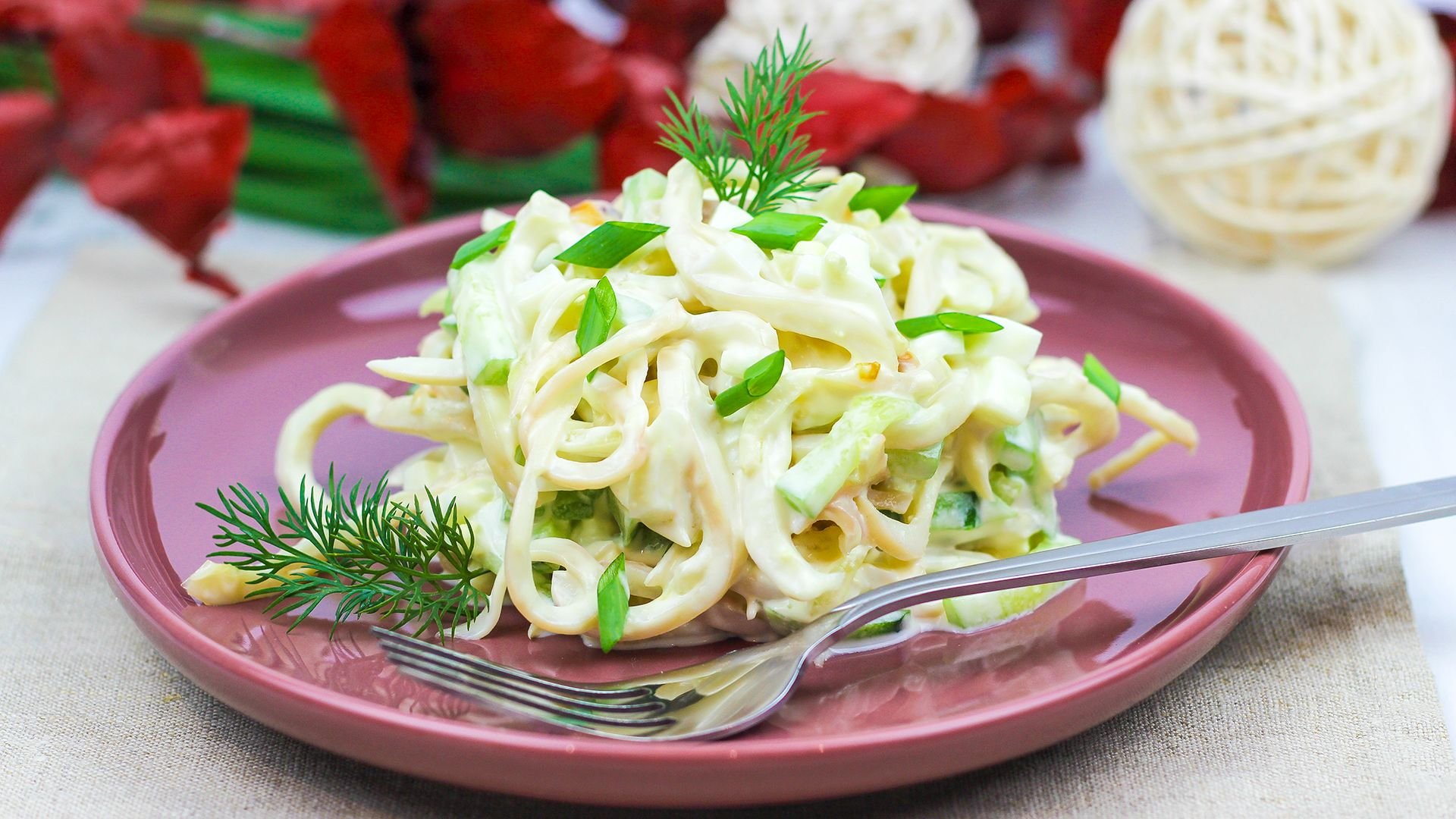 Простой салат с кальмарами. Мой любимый салат с кальмарами супер нежный. Салат с кальмарами и укропным соусом фото.