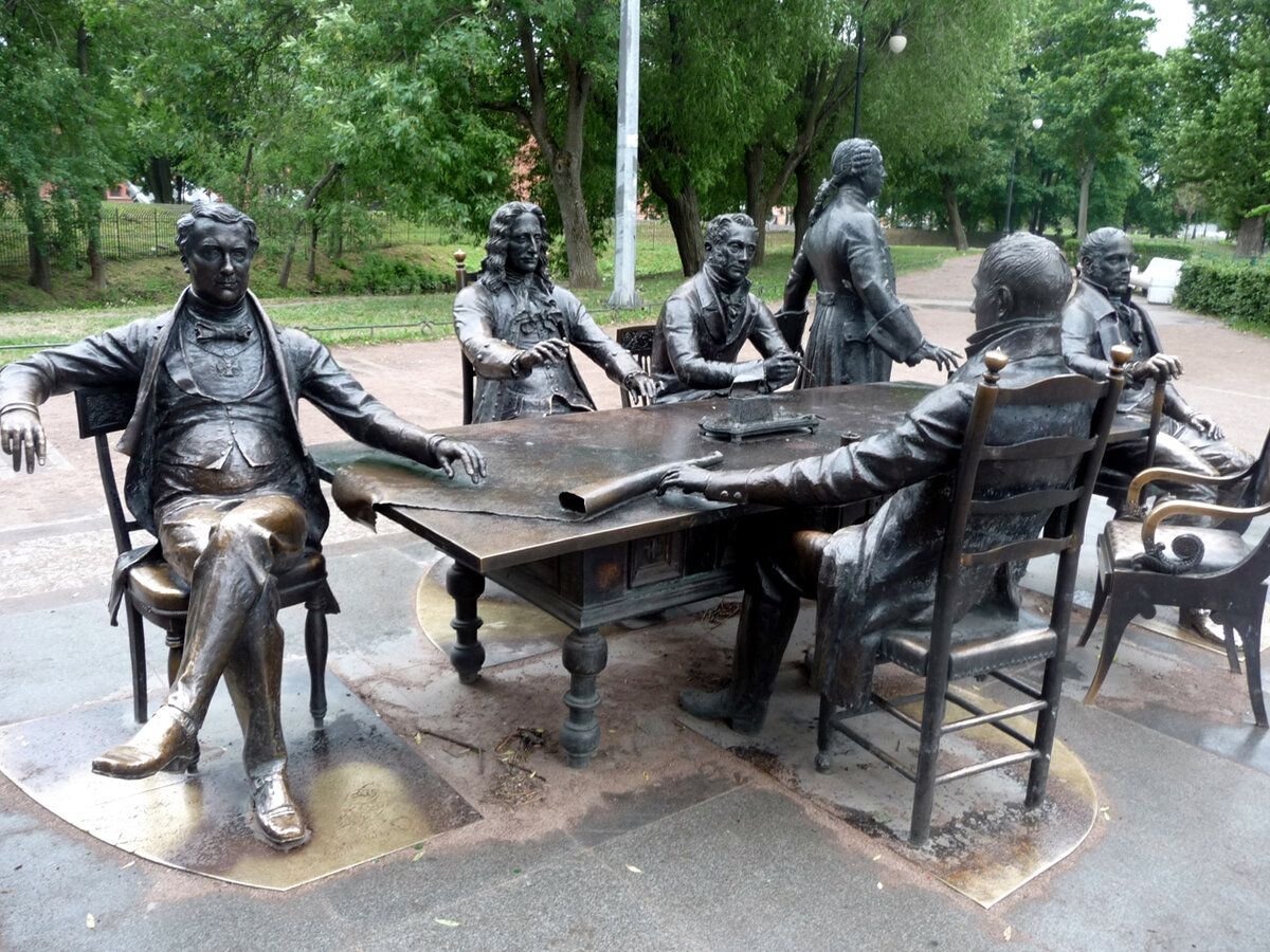 Скульптурная группа Зодчие Александровский парк