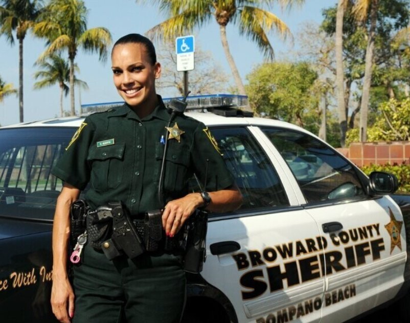 Помощники шерифа лос анджелес. Жена шерифа. Жена шерифа. Женщина помощник шерифа. Жена шерифа.