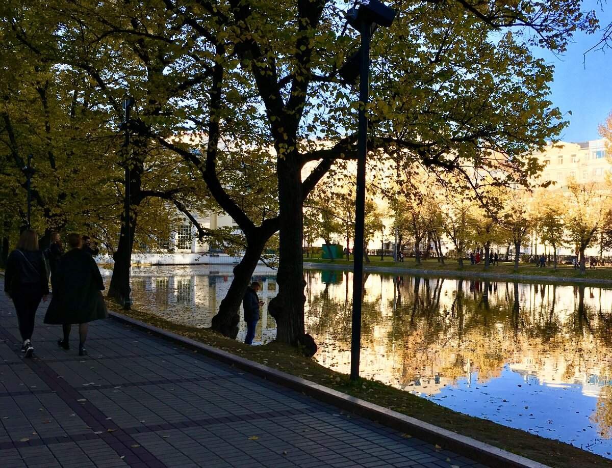 Метро пруды. Чистые пруды улица. Джалтаранг на чистых прудах. Благоустройство Чистопрудный бульвар. Москва Чистопрудный бульвар осенью.