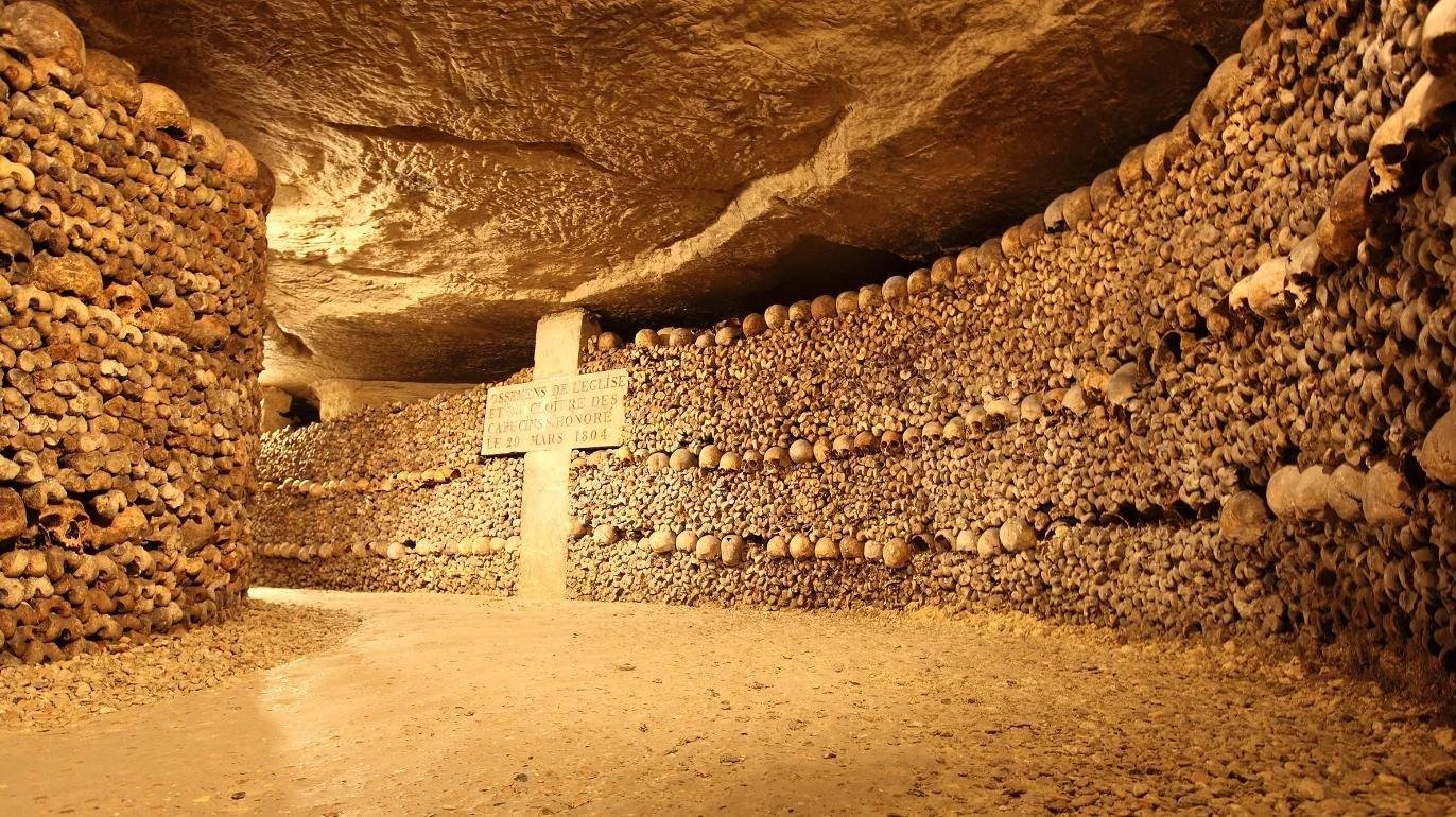 Под парижем. Катакомбы Парижа (Catacombs of Paris), Франция. Оссуарий Париж катакомбы. Катакомбы под Парижем. Подземные катакомбы Парижа.