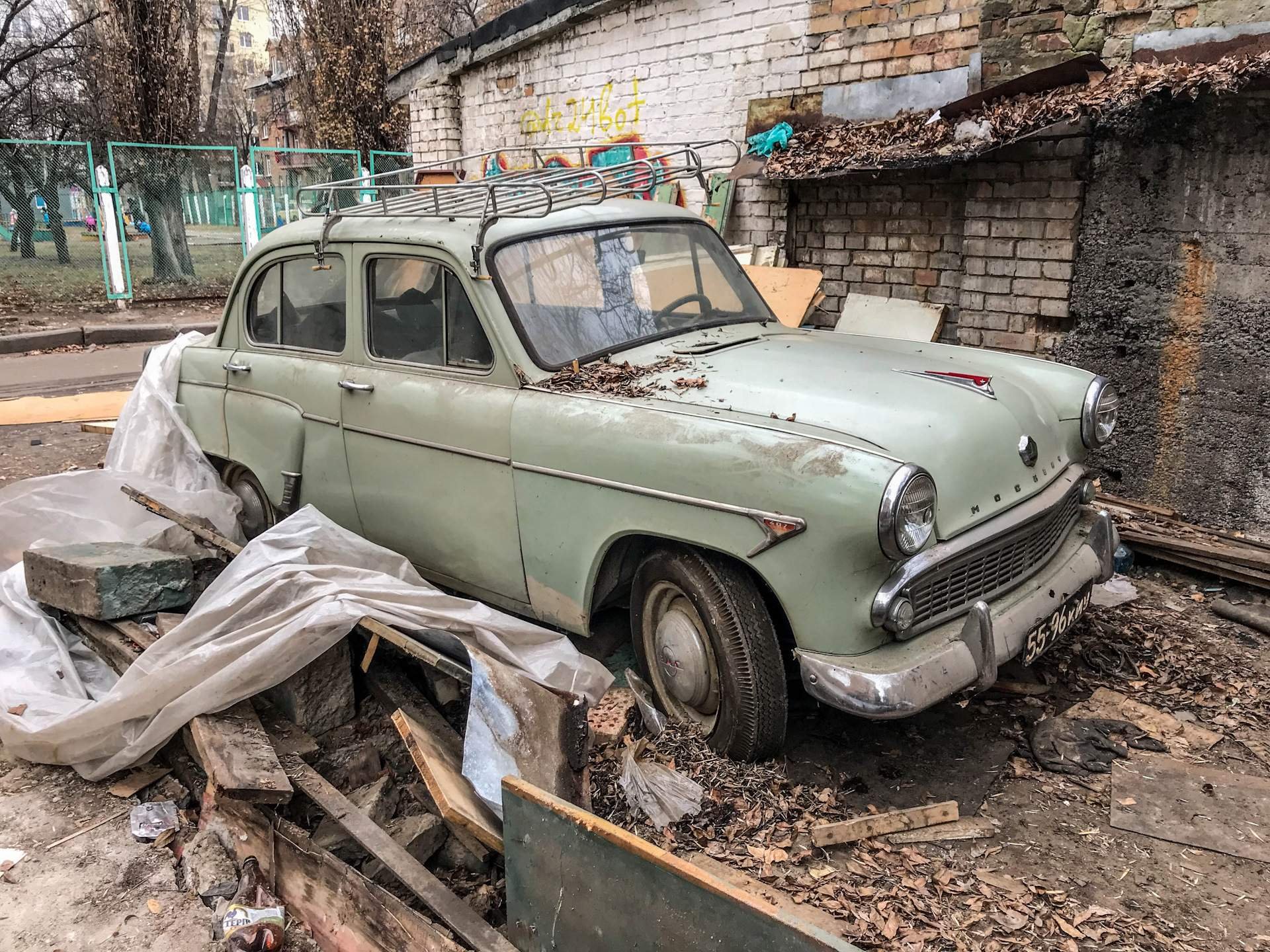 Найденные авто видео. Москвич АЗЛК 407. Москвич 407 Ржавый. Москвич 407 отреставрированный. Заброшенный Москвич 407.