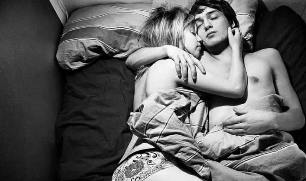 Девственницы в постели. Парень и девушка спят в обнимку. Девушки обнимаются в кровати. Девушка лежит на парне в обнимку. Подростковая любовь в кровати.